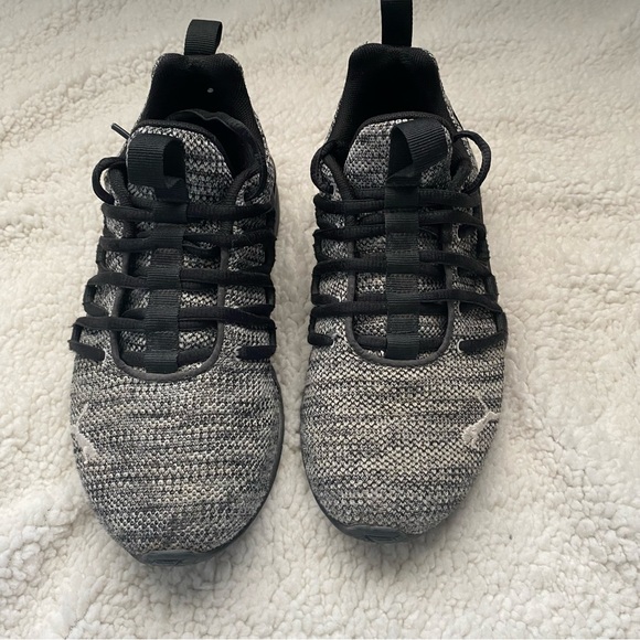 Black and white Puma sneakers size 4.5 in Children’s and 6 in women’s. - Picture 2 of 6